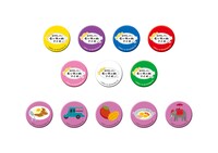 会場で販売される缶バッジのデザイン。 (c)「超特急！タイ食べ鉄旅」製作委員会