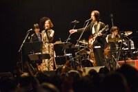 左から野宮真貴、高野寛。