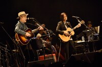 左から浜崎貴司、高野寛。