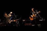 左から原田郁子、高野寛。