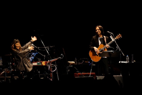 左から原田郁子、高野寛。