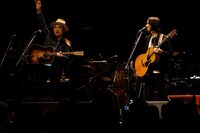 左から浜崎貴司、高野寛。