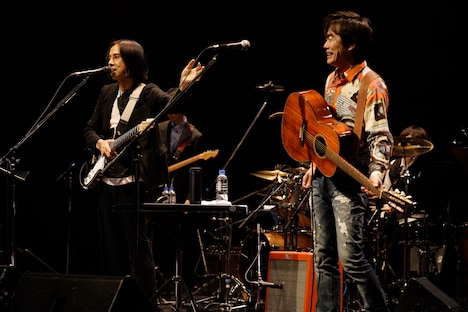 手前が宮沢和史、奥が高野寛。