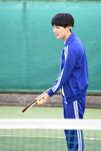 サーブを打つユースケ。