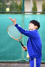 サーブを打つユースケ。