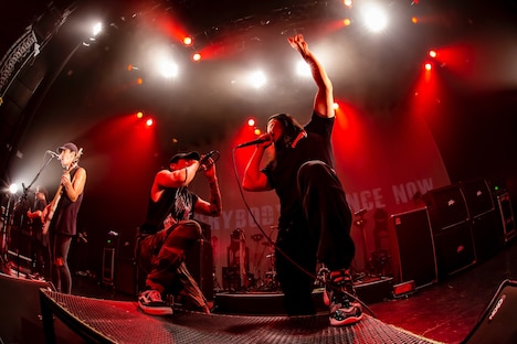 Crystal LakeとIKEPY(HER NAME IN BLOOD / 右)。(Photo by TAKASHI KONUMA )