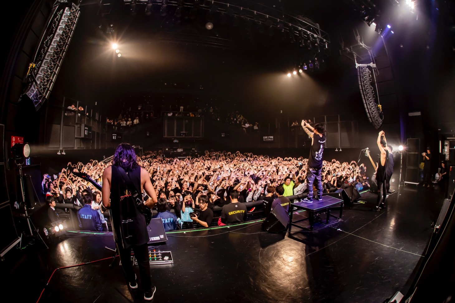 Crystal Lake「HELIX TOUR」の様子。（Photo by TAKASHI KONUMA ）
