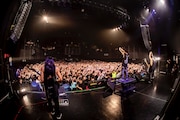 Crystal Lake「HELIX TOUR」の様子。(Photo by TAKASHI KONUMA )