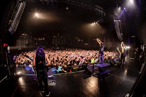 Crystal Lake「HELIX TOUR」の様子。(Photo by TAKASHI KONUMA )