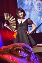 扇子を持って「絶滅黒髪少女」を歌う矢作萌夏。