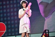 ナース服に身を包んで「ハート型ウイルス」を歌う矢作萌夏。
