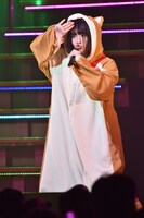 犬の着ぐるみに身を包んで「トイプードルと君の物語」を歌う矢作萌夏。