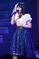 都啓一（Rayflower / SOPHIA）の演奏に合わせて「愛よ 動かないで」を歌う矢作萌夏。