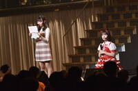 矢作有紀奈からの手紙を読み上げる大盛真歩（左）と、それを聞く矢作萌夏（右）。