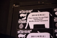 MUSIC ZOO KOBE 太陽と虎の店内には過去の代表的な出演情報が貼られている。