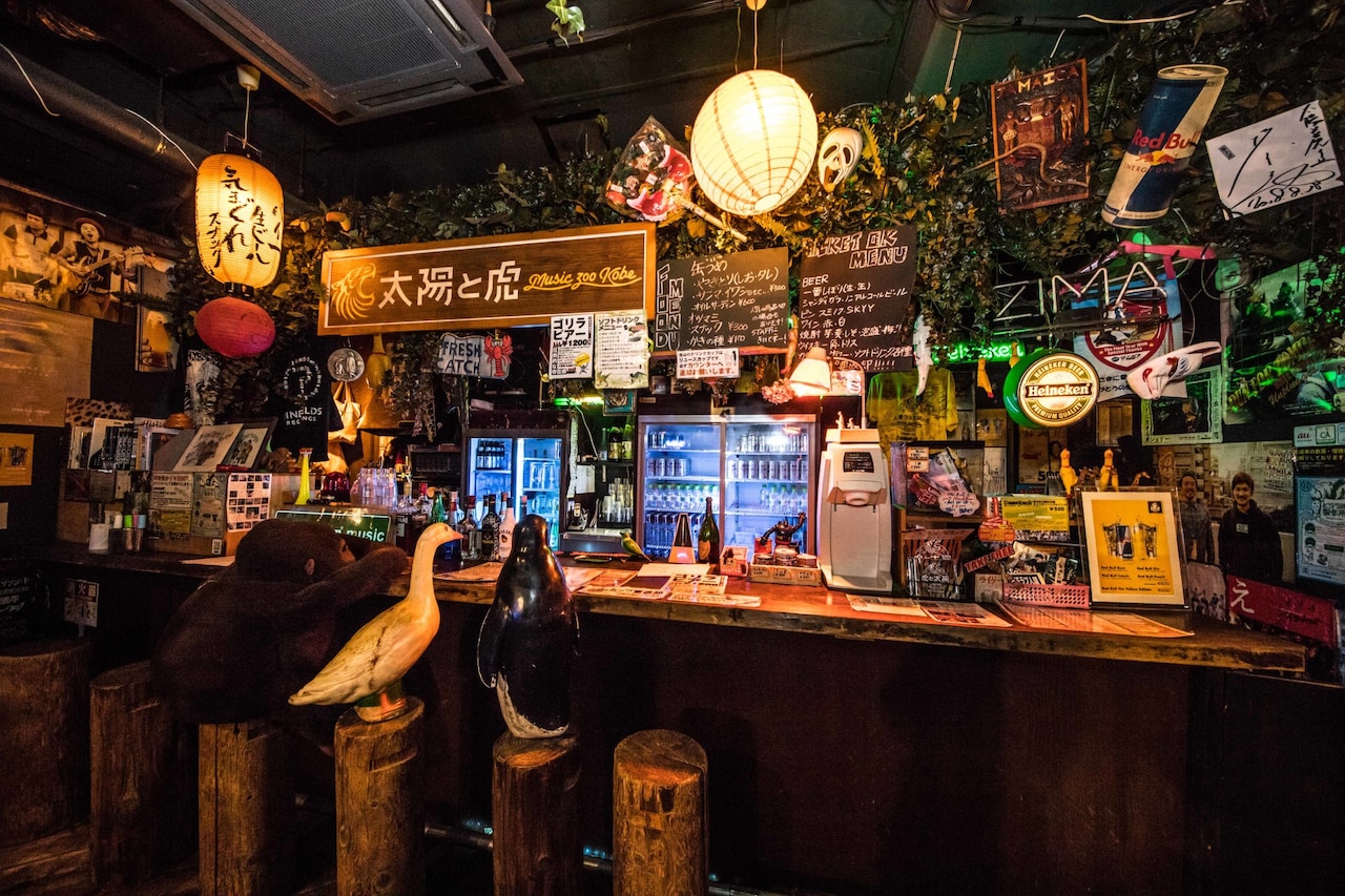 MUSIC ZOO KOBE 太陽と虎のドリンクカウンター。