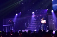 都啓一（Rayflower / SOPHIA）の演奏に合わせて「愛よ 動かないで」を歌う矢作萌夏（右）。(c)AKS