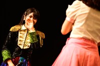 村山彩希に向けて、手紙を読み上げる山根涼羽。(c)AKS