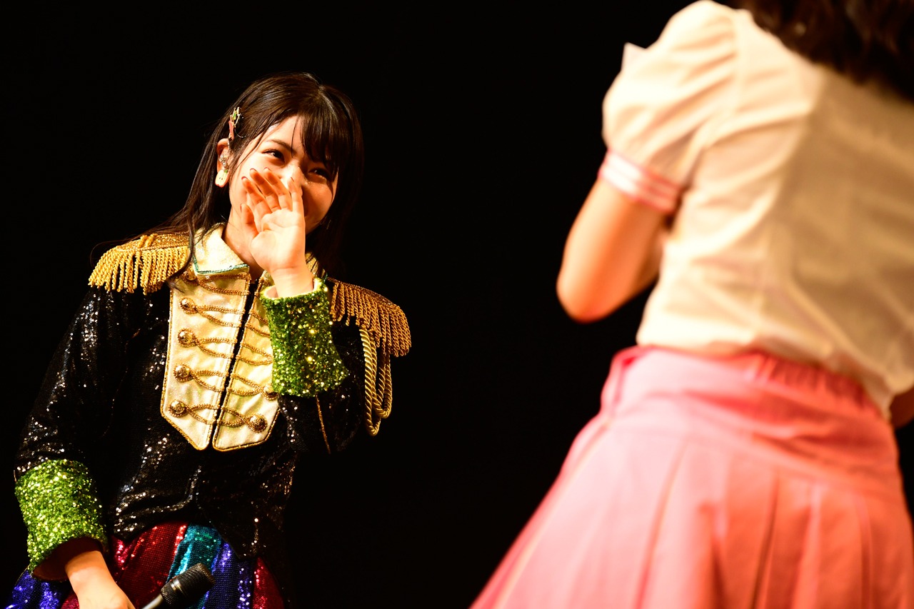 村山彩希に向けて、手紙を読み上げる山根涼羽。(c)AKS