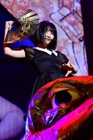 扇子を持って「絶滅黒髪少女」を歌う矢作萌夏。(c)AKS