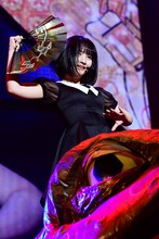 扇子を持って「絶滅黒髪少女」を歌う矢作萌夏。(c)AKS