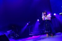 都啓一（Rayflower / SOPHIA）の演奏に合わせて「愛よ 動かないで」を歌う矢作萌夏（右）。(c)AKS