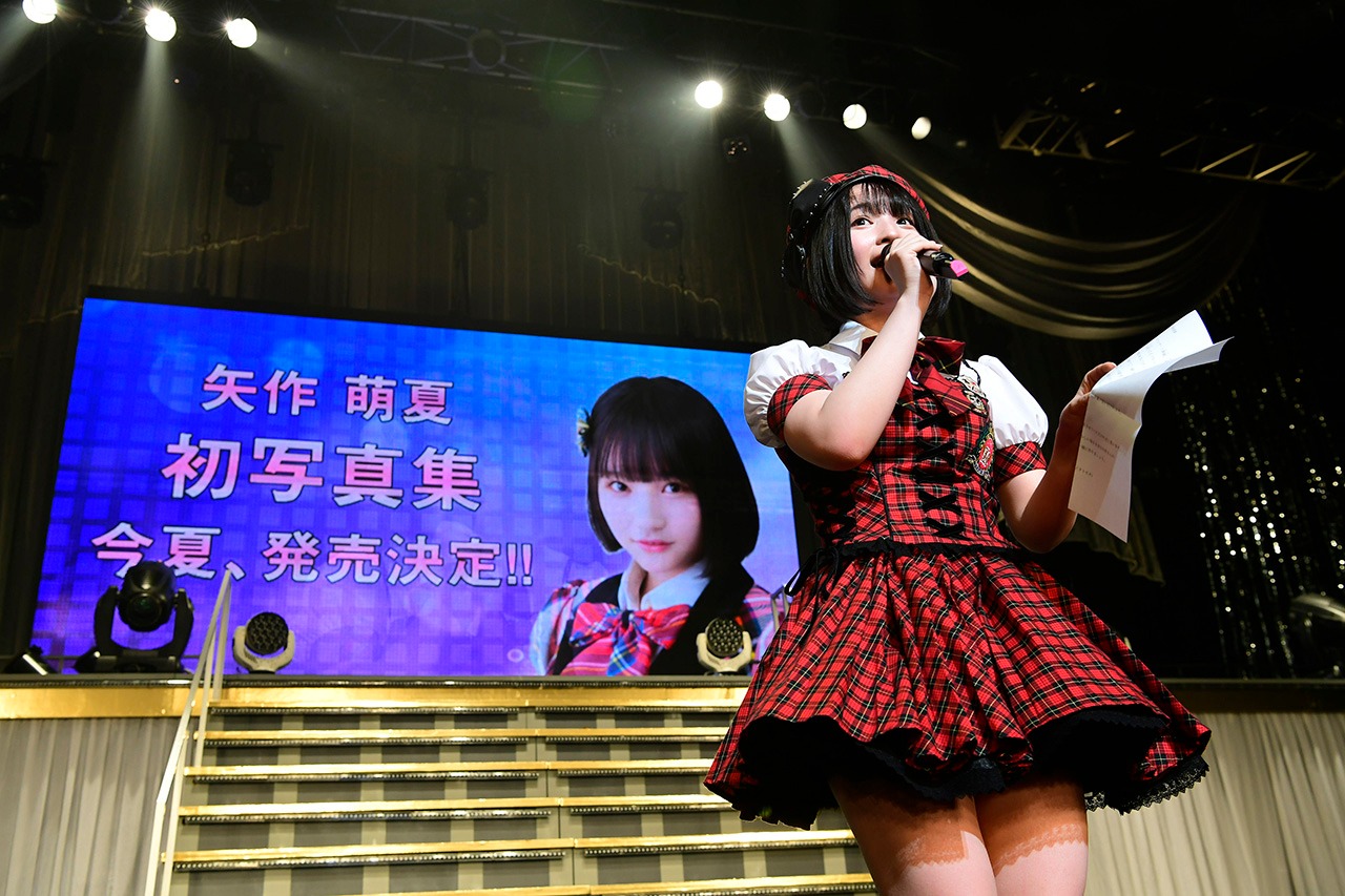 1stソロ写真集発売決定の知らせに喜ぶ矢作萌夏。(c)AKS