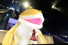 巨大なカエルのバルーンの前でテンションを上げる矢作萌夏。(c)AKS