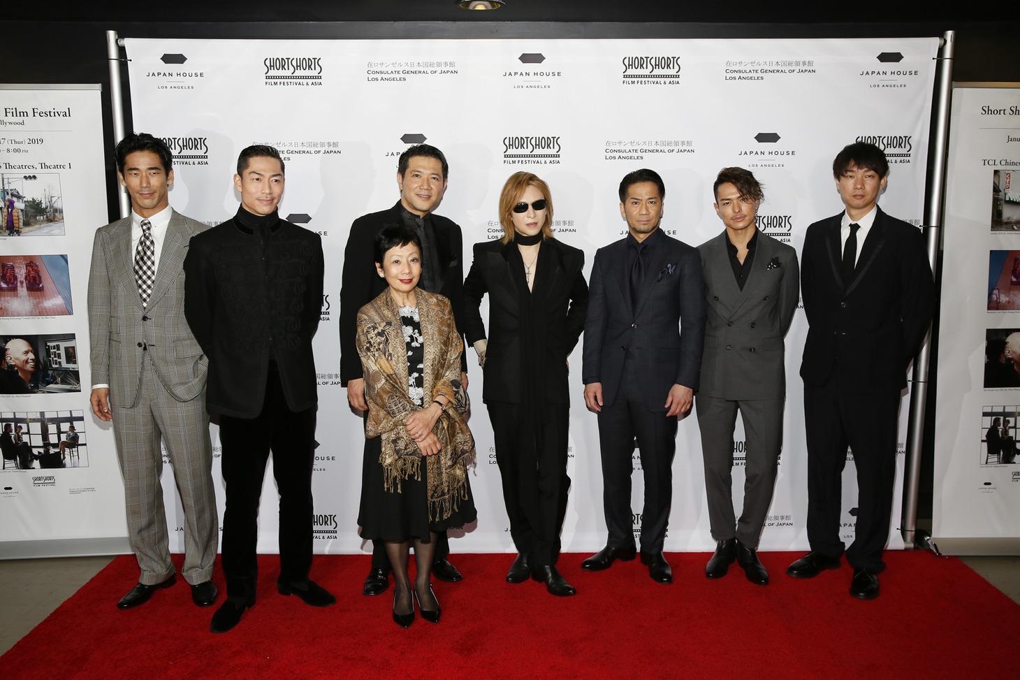 後列左から小林直己、EXILE AKIRA、別所哲也、YOSHIKI、EXILE HIRO、今市隆二、松永大司。別所哲也の前はジャパン・ハウスロサンゼルスの海部優子館長。（Photo by Ryan Miller / Capture Imaging）