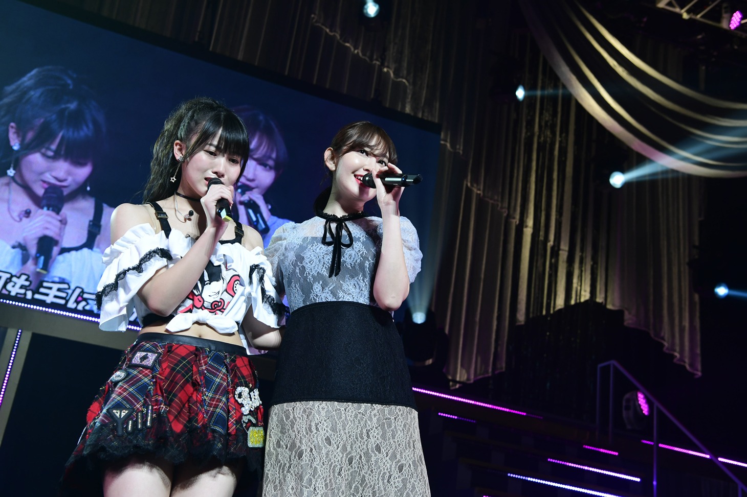 岡部麟と小嶋陽菜。 (c)AKS