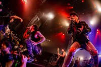 Crystal LakeとKoie（Crossfaith / 右）。（Photo by TAKASHI KONUMA ）