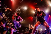 Crystal LakeとKoie(Crossfaith / 右)。(Photo by TAKASHI KONUMA )