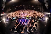 Crystal Lake「HELIX TOUR」の様子。(Photo by TAKASHI KONUMA )