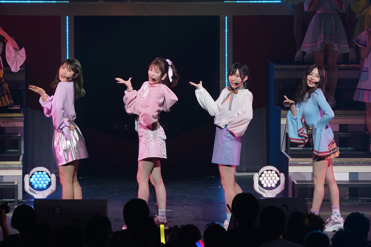 「Which one」パフォーマンスの様子。左から渋谷凪咲、吉田朱里、太田夢莉、村瀬紗英。 (c)AKS