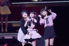 「ロマンティック病」パフォーマンスの様子。左から田島芽瑠、田中美久、松岡はな。 (c)AKS