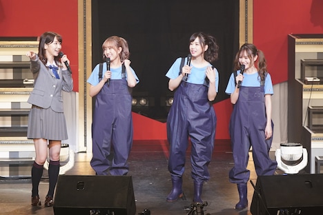 MCの様子。左から柏木由紀、加藤玲奈、大家志津香、込山榛香。 (c)AKS