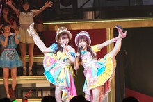 須田亜香里と松村香織。 (c)AKS