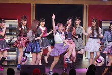 「恋するフォーチュンクッキー」に参加し、メンバーとファンを笑わせる村重杏奈。 (c)AKS