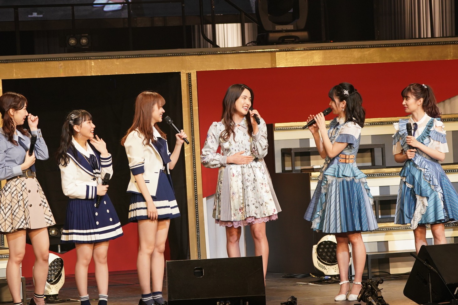 アンコールで姿を見せたメキシコに留学中の入山杏奈。 (c)AKS