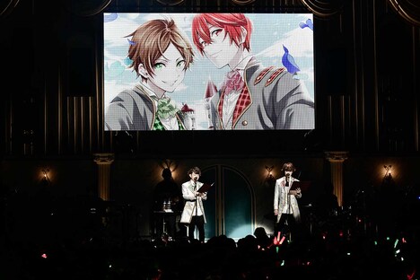 うらたぬきとあほの坂田による朗読の様子。（撮影：小松陽祐［ODD JOB］）