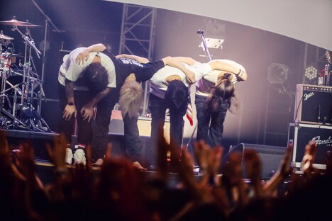 終演後、肩を組んでファンに挨拶をするストレイテナー。（Photo by Viola Kam [V'z Twinkle]）