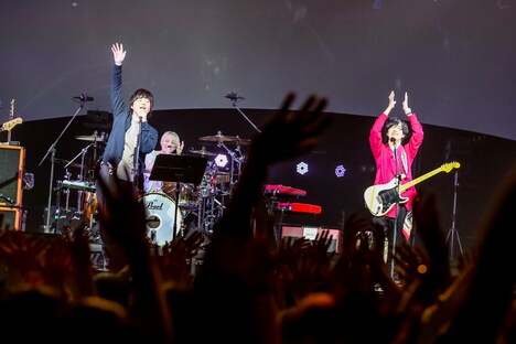 左から秦基博、ホリエアツシ（Vo, G, Piano）。（Photo by Viola Kam [V'z Twinkle]）