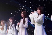 「夢を見ている間」歌唱の様子。 (c)OFF THE RECORD