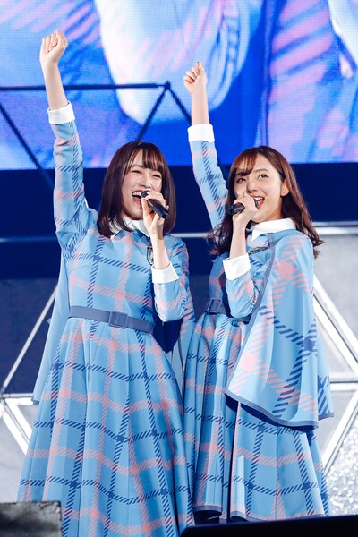 けやき坂46と新内眞衣（乃木坂46）とコラボレーションの様子。（撮影：上山陽介）