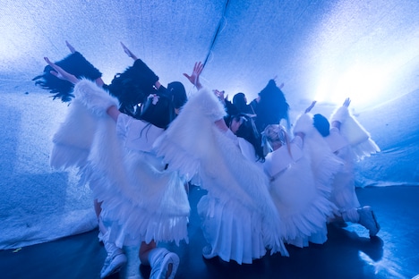 THERE THERE THERESとuijinによるコラボパフォーマンスの様子。（写真提供：AqbiRec）