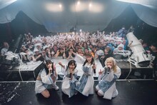 記念撮影を行うuijin。（写真提供：AqbiRec）