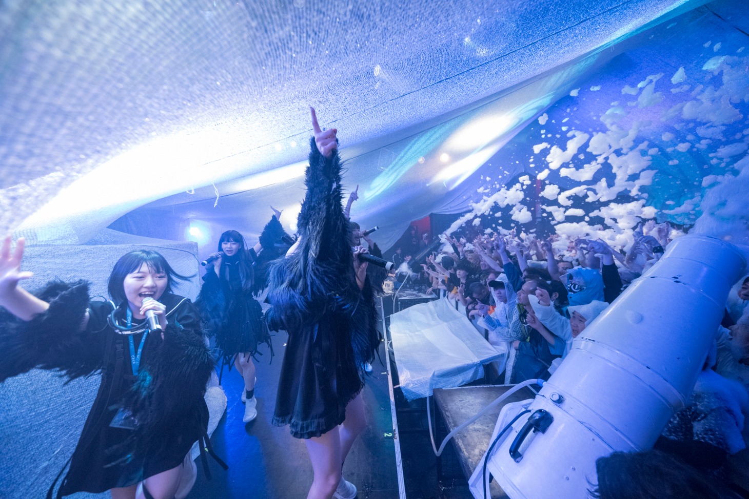 THERE THERE THERESのライブの様子。（写真提供：AqbiRec）