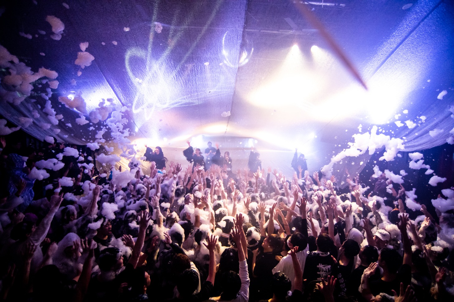 THERE THERE THERESのライブの様子。（写真提供：AqbiRec）