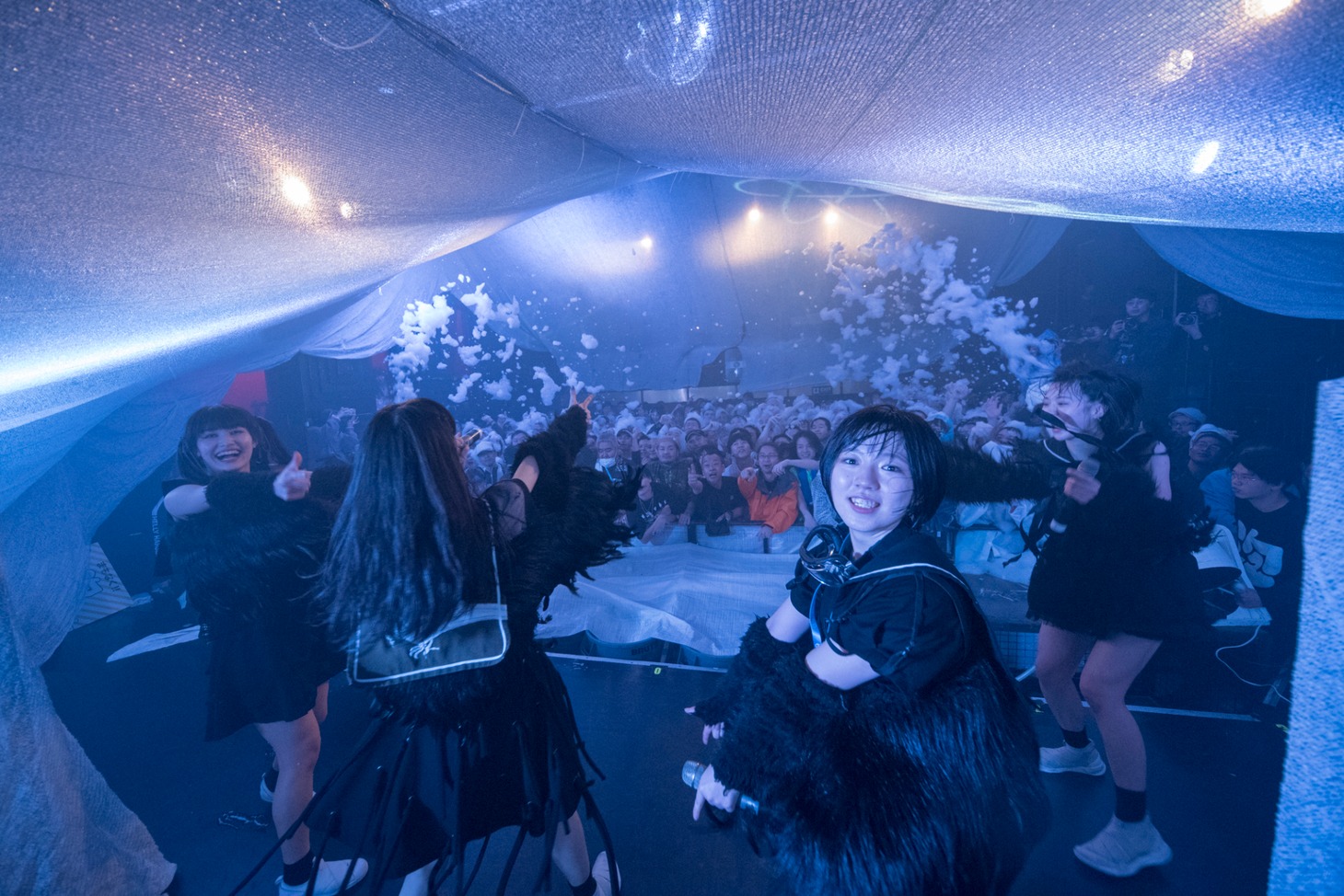 THERE THERE THERESのライブの様子。（写真提供：AqbiRec）