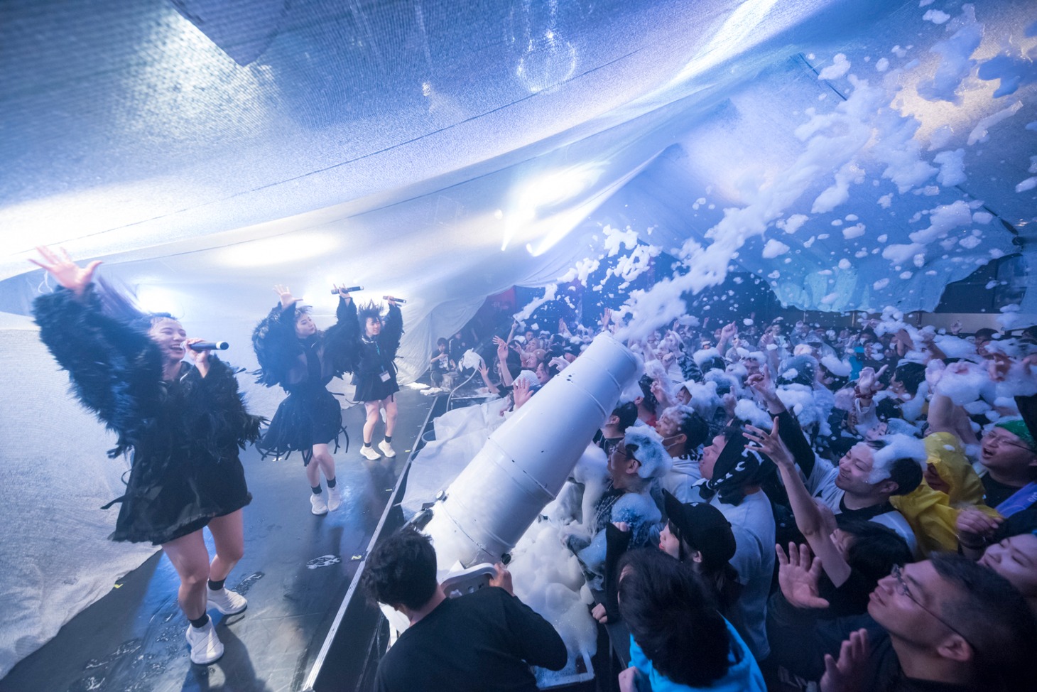 THERE THERE THERESのライブの様子。（写真提供：AqbiRec）